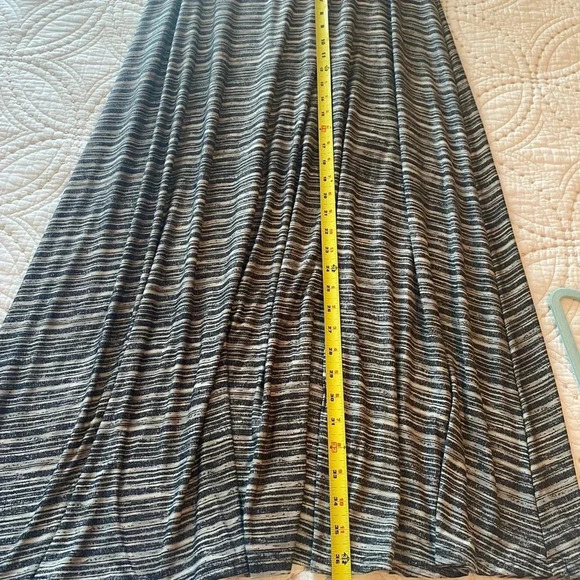 Robert Louis Gray Variation Elastic Waist Skirt. Size 1X - Picture 2 of 4